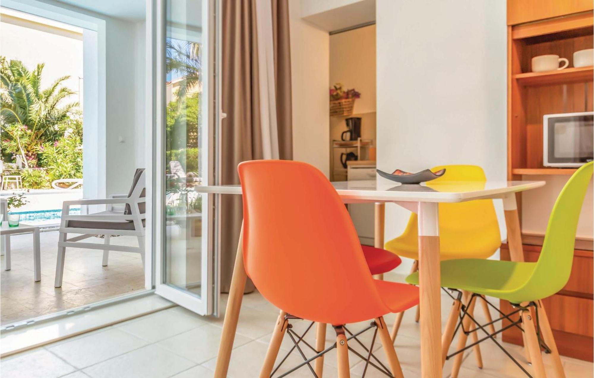 1 Bedroom Gorgeous Apartment In Макарска Екстериор снимка