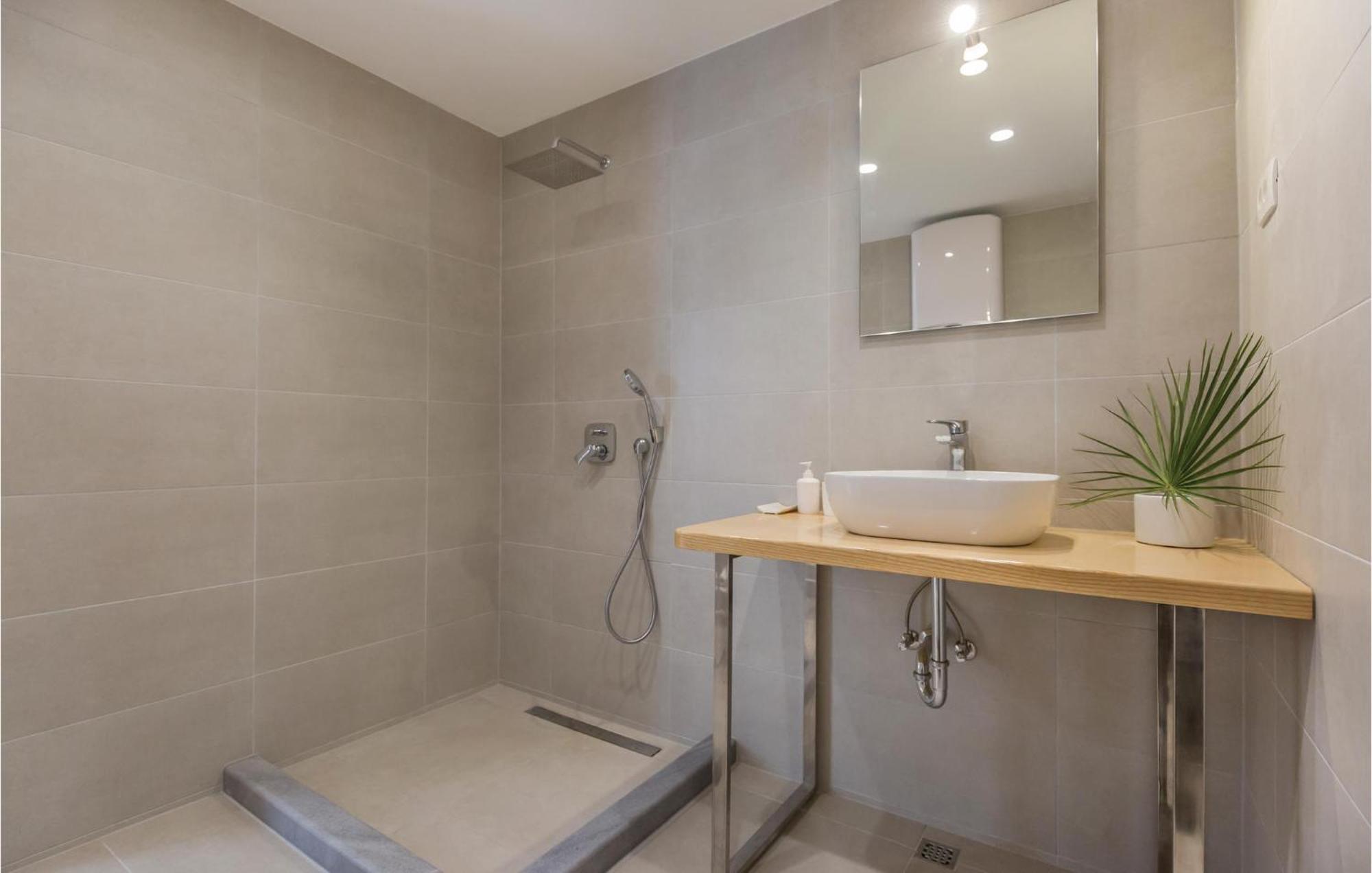 1 Bedroom Gorgeous Apartment In Макарска Екстериор снимка